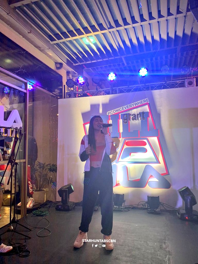 Kiara performs for the crowd in The Iconic Everywhere Show in the grand opening of FILA ITALIA in Bonifacio High Street 🎶