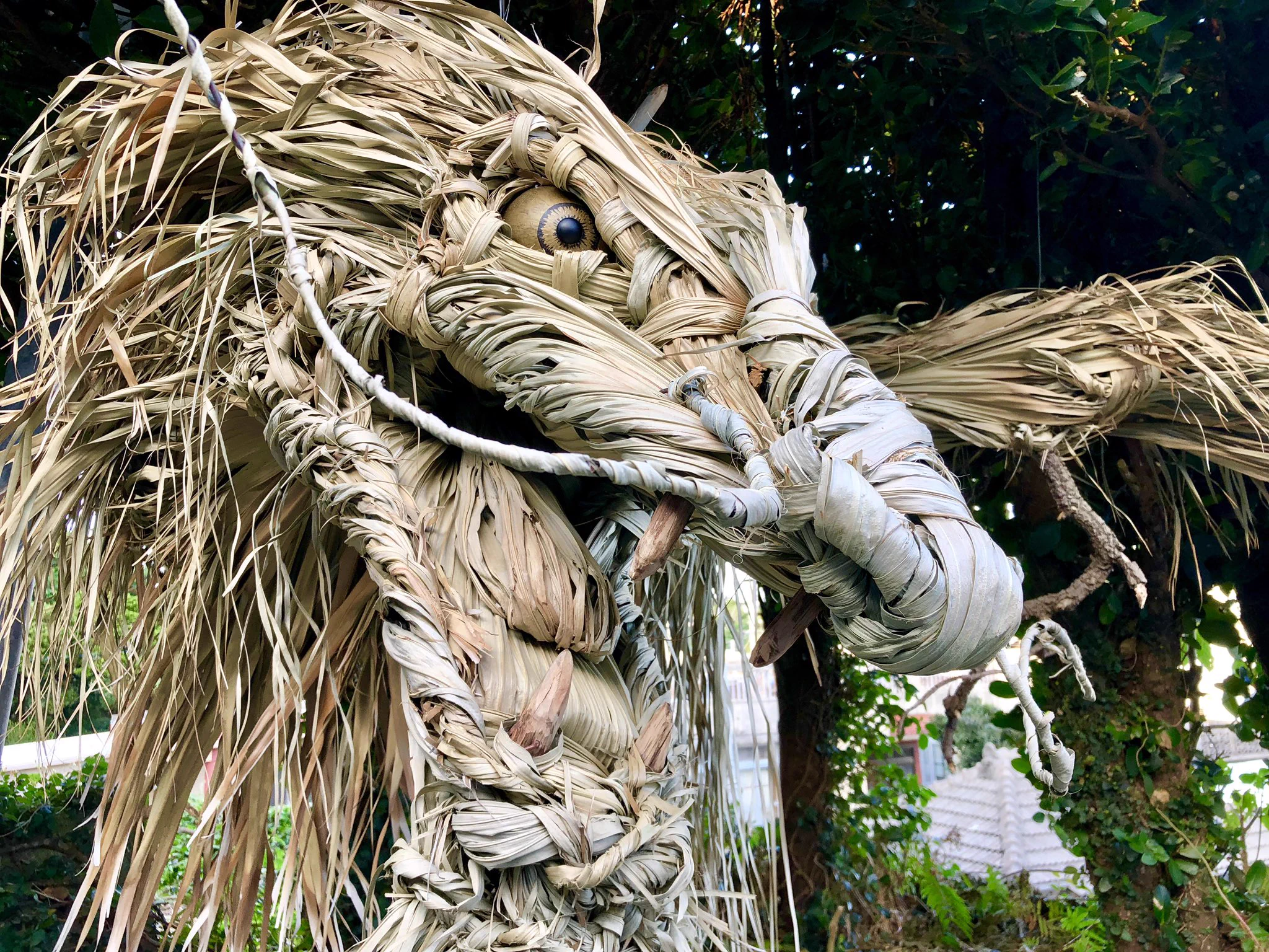 突如民家に現れた龍･･･！木と藁で作られた迫力満点の作品がすごい！