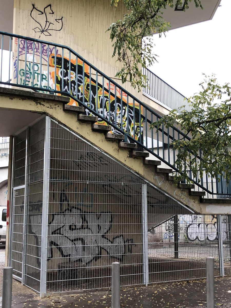 Unter dieser Treppe am #Westhafen #Moabit #Berlin haben immer wieder Obdachlose Schutz gesucht. Vor wenigen Tagen wurde das Absperrgitter angebracht. Wo schlafen die Obdachlosen jetzt? #Kältebus Berlin: (0178) 523 58-38