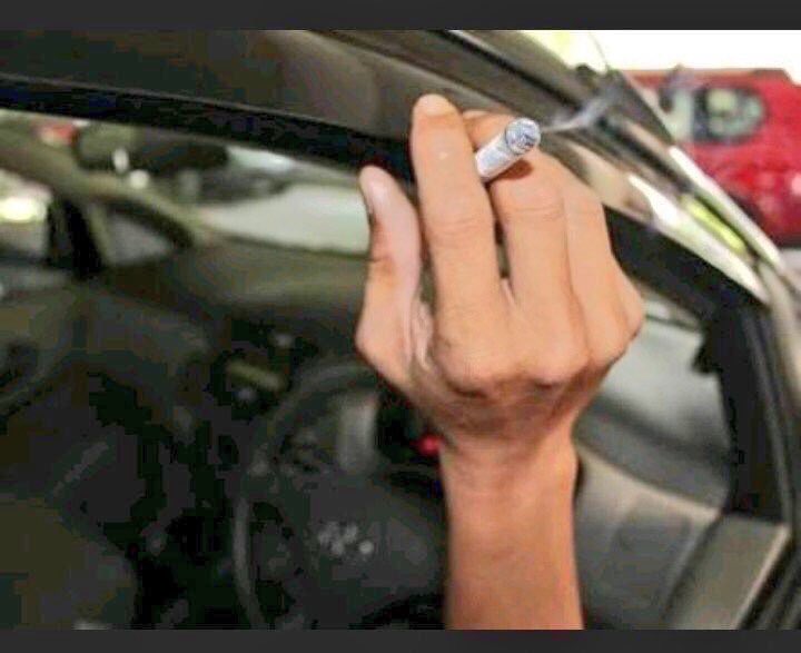 Bagi Pengendara, hormati Pengguna jalan lain dengan tidak menghisap rokok sembari berkendara. 

Abu &amp; bara rokok dapat membahayakan penglihatan Pengendara lain ketika masuk ke mata. Iritasi pada mata membuat Pengendara lain menjadi kurang fokus dan dapat menyebabkan #kecelakaan.