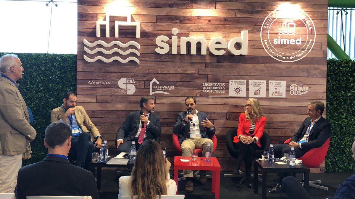KnaufInsulSpain's tweet photo. En directo desde #simedMalaga @oscar2dr
de @KnaufInsulSpain en representación del @ConPassivHaus.
Ponencia "la #sostenibilidad y el #edificio de consumo casi nulo, un reto para el mercado imobilidario presente y futuro".
@SimedMalaga https://t.co/7s51fNec3n