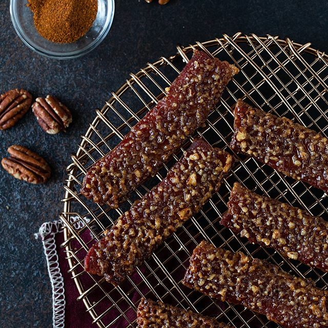 Who doesn't love bacon? Especially when it has a little kick. Impress your friends with this 5 ingredient candied bacon. You can thank us later.⠀
⠀
Search Bacon recipes on our site or get the full recipe in our profile.⠀
garnishwithlemon.com/candied-bacon/⠀
… ift.tt/2Q2ymUA