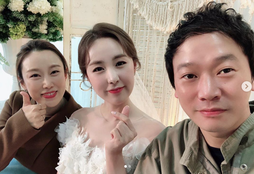 KPopPandemonium's tweet photo. South Korean musical actor Ahn Doo-ho is a friend of the couple. He was at the ceremony. He later added a pic with an inscription, "Live well, you two!" 

https://t.co/ZZMMx37bj9 https://t.co/uExOxpbsYA