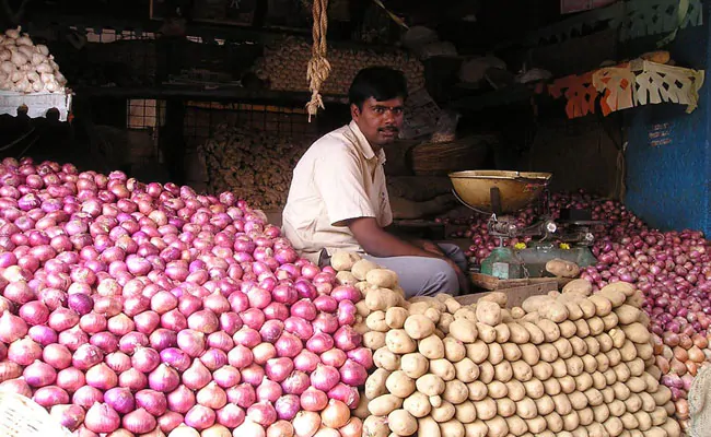 ndtv's tweet photo. Centre to import 1 lakh tonne onions to check price rise: Union Minister
https://t.co/ymw3yNlOaI https://t.co/0QzXKD9w0J