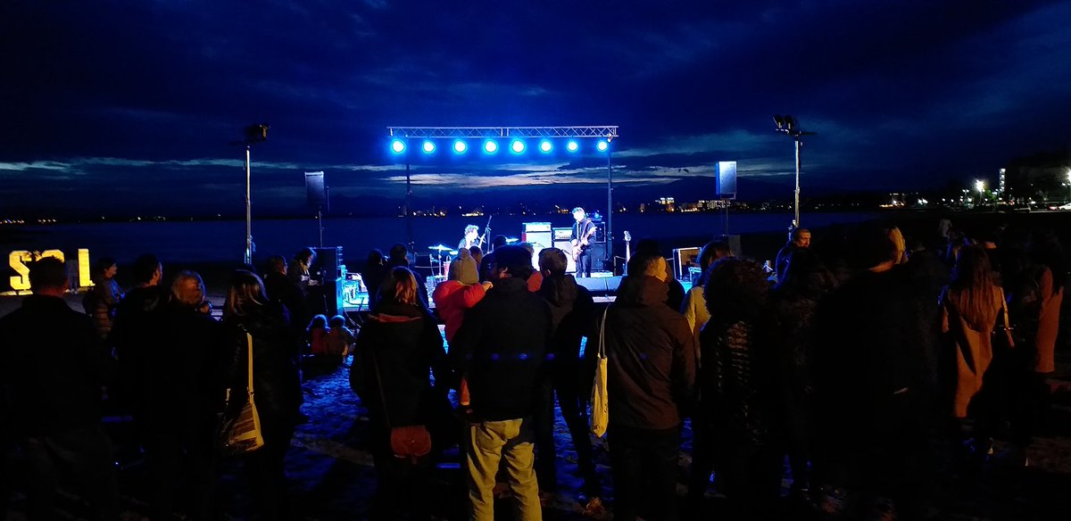 👏👏👏 Fantàstic final del primer dia del Festivalet! ↪ El duet Cala Vento ha animat tothom amb la seva 🎼 música a la platja de la Perola, a l'escenari Sol.