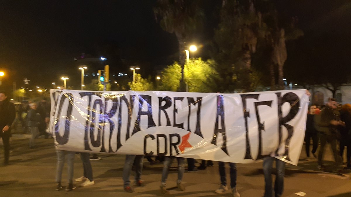 CDRCatOficial's tweet photo. 🔴  La manifestació de #Barcelona comença a moure's per Ronda Universitat.

🚶‍♀️ Seguim la pancarta!

#RevoltaPopular 🔥 
#CDRenXarxa https://t.co/fDVeWsU4JF