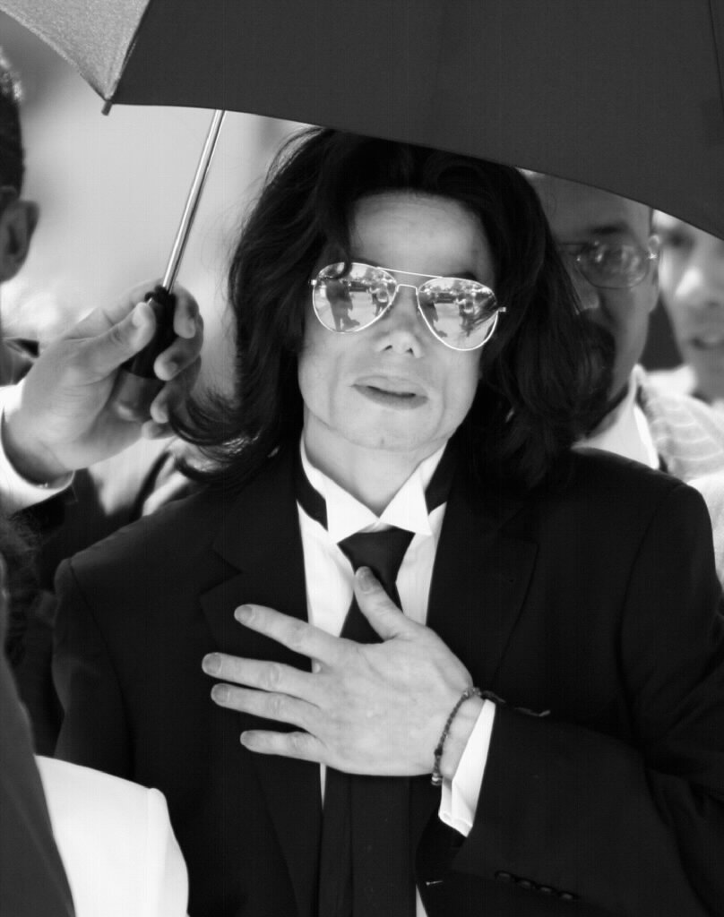 Luna2047's tweet photo. “A algunos amigos sólo los ves cuando cuando brilla el Sol... Mis fans por el contrario me sostuvieron incluso en mis días más oscuros. Les debo todo”.  #MichaelJackson #MJFanForever https://t.co/1SRhHuUQdR