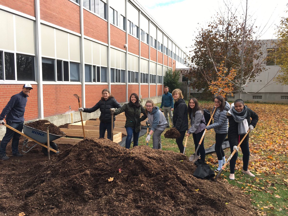 eci_IMPACT's tweet image. The new gardens are starting to take shape! Group effort with science/geography/woodworking classes and IMPACT all chipping in to get them ready before the snow flies. @ECI_Events @wrdsb