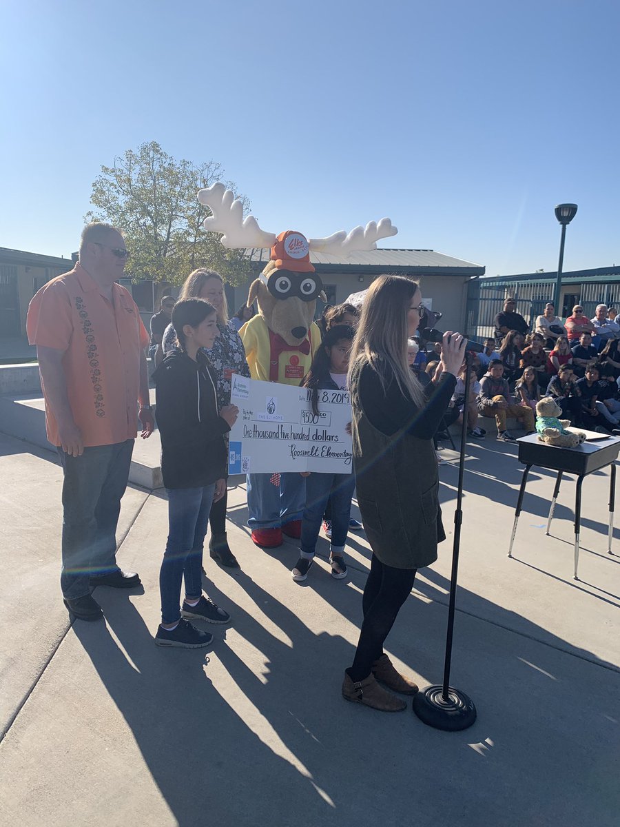 RooseveltAESD's tweet photo. Celebrating kindness and community with #EliHome and #OrangeElks1475 #kindnessiskey #communityservice #empathy #pennywars$1500 #thanksgivingdinner https://t.co/5xT0GHWmLp