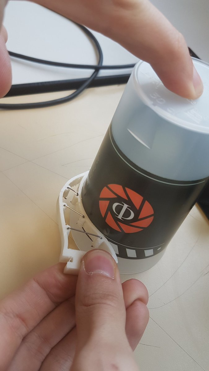 RobotTelecom's tweet image. Et en prime un élément de pince à effet Fin Ray, impression 3D de TPU.

La pince s&apos;adapte au diamètre de l&apos;objet, on compte aussi ajouter du scotch silicone pour le grip.

#CDR2020 #robotics #gripper #3Dprinting