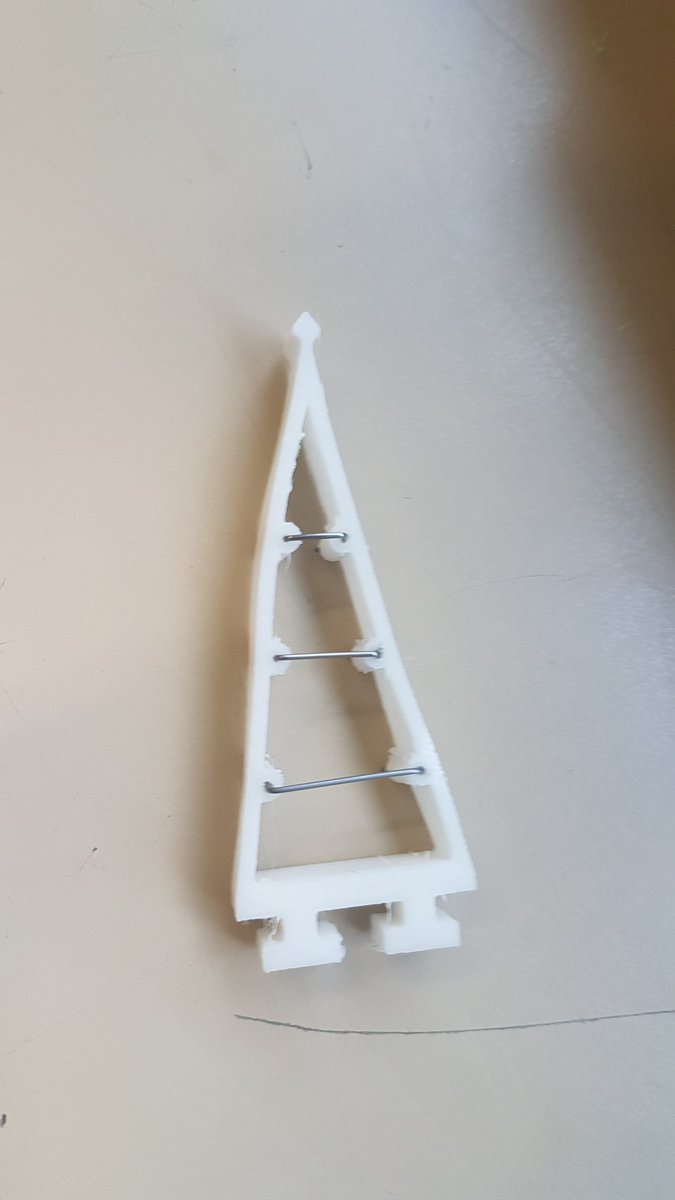 RobotTelecom's tweet image. Et en prime un élément de pince à effet Fin Ray, impression 3D de TPU.

La pince s&apos;adapte au diamètre de l&apos;objet, on compte aussi ajouter du scotch silicone pour le grip.

#CDR2020 #robotics #gripper #3Dprinting