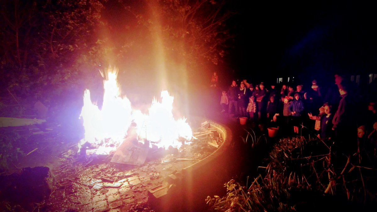 Another great #bonfirenight <a href="/standrewsurc/">St Andrew's Roundhay</a> with one of the largest crowds we have ever had! #fireworks #chilli #hotdog