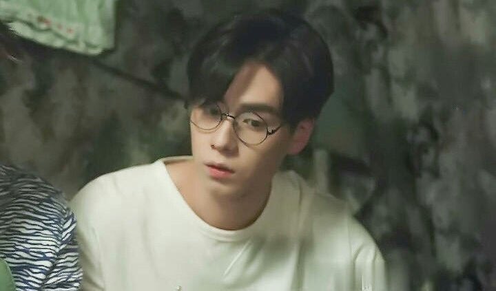 ALSBeautiful's tweet photo. Hu Yi Tian with glasses is just really something ❤️

#HuYiTian https://t.co/qntIylyRMv