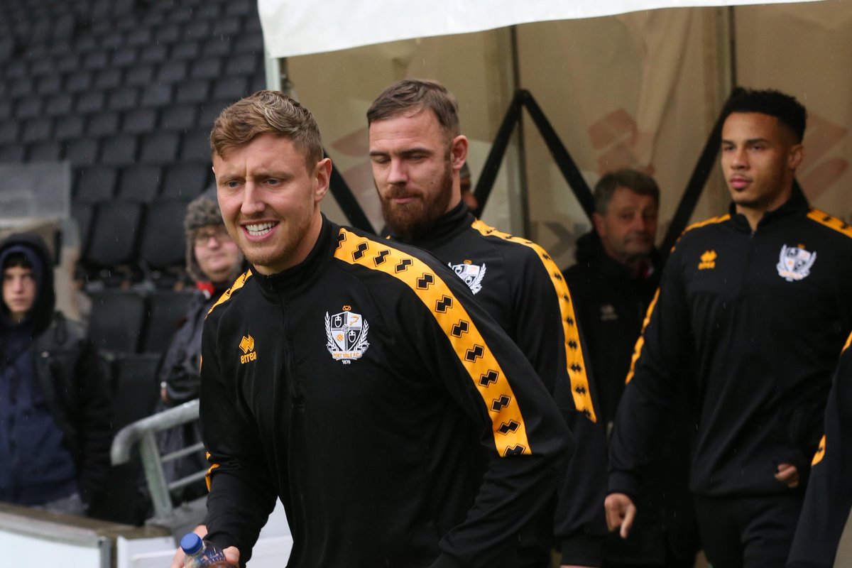 ⚫️🔶 | The players are out for their warm-ups 💪🏻

What are your score predictions for this afternoon’s FA Cup first round tie, Valiants? 🤔

#PVFCLive