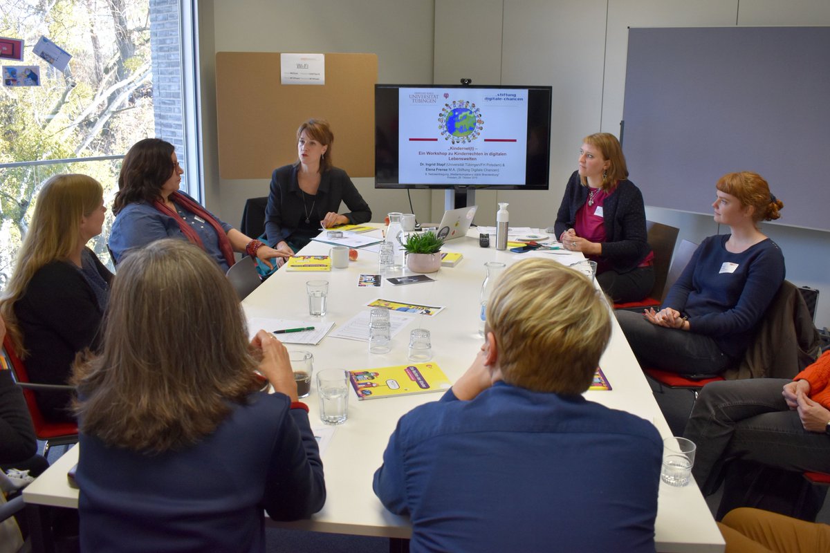 digitalechancen's tweet photo. Auf der Netzwerktagung Medienkompetenz stärkt Brandenburg haben die Medienethikerin und Wissenschaftlerin Dr. Ingrid Stapf &amp; unsere Mitarbeiterin Elena Frense eine interaktive Schnitzeljagd zu Kinderrechten in digitalen Lebenswelten durchgeführt [1/2] #msb19 (CC_BY/Annett Rittel) https://t.co/3LAwoXGmwP