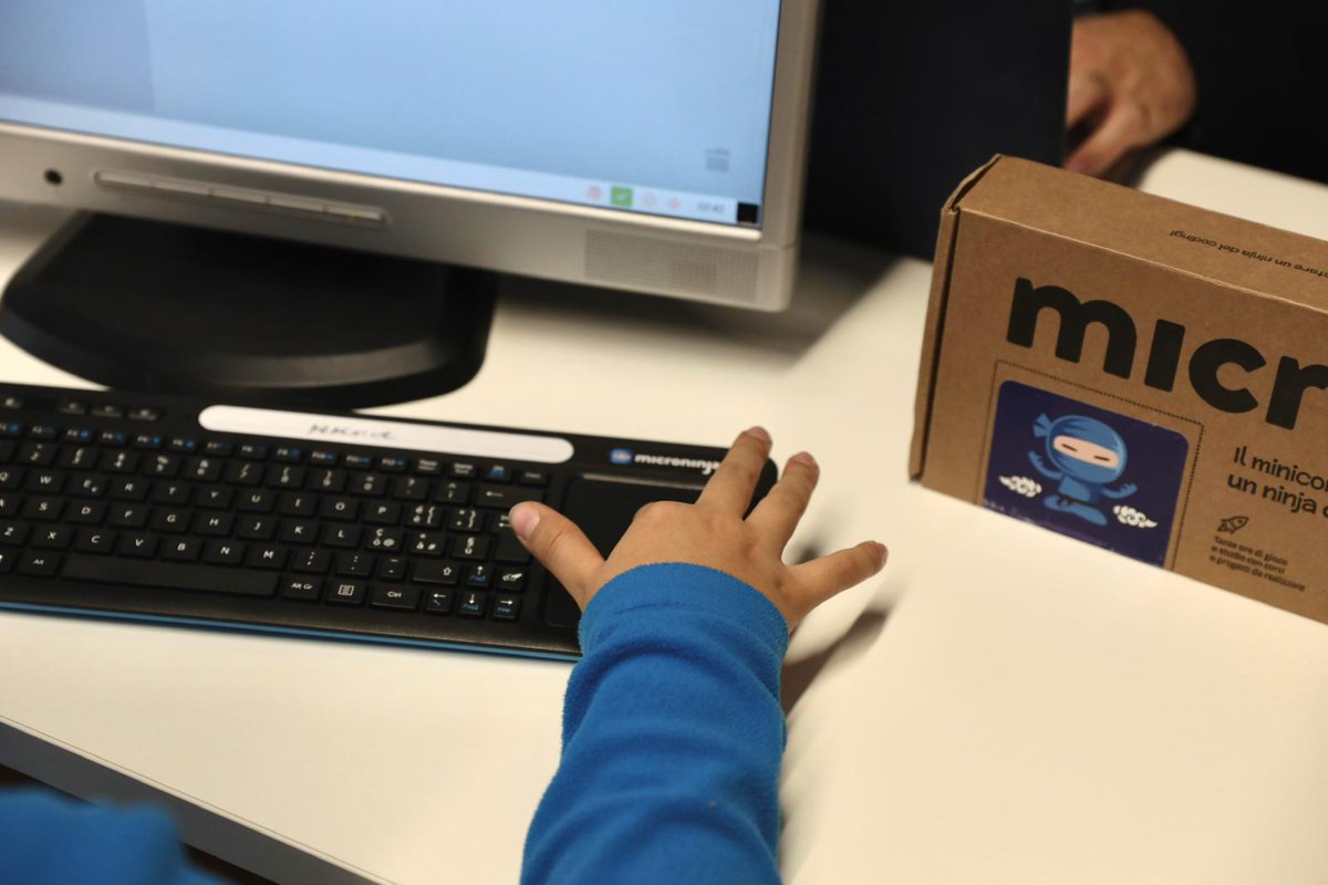 OlivettiOnline's tweet photo. Presso la Mostra "#Olivetti, #StoriaDiInnovazione" è disponibile per i più piccoli un laboratorio in cui provare #Microninja, il primo computer a loro misura per creare documenti, effettuare ricerche su Internet e scoprire il mondo della tecnologia.
#DigitalFutureNow #FesTech19 https://t.co/CBkdQQ50sa