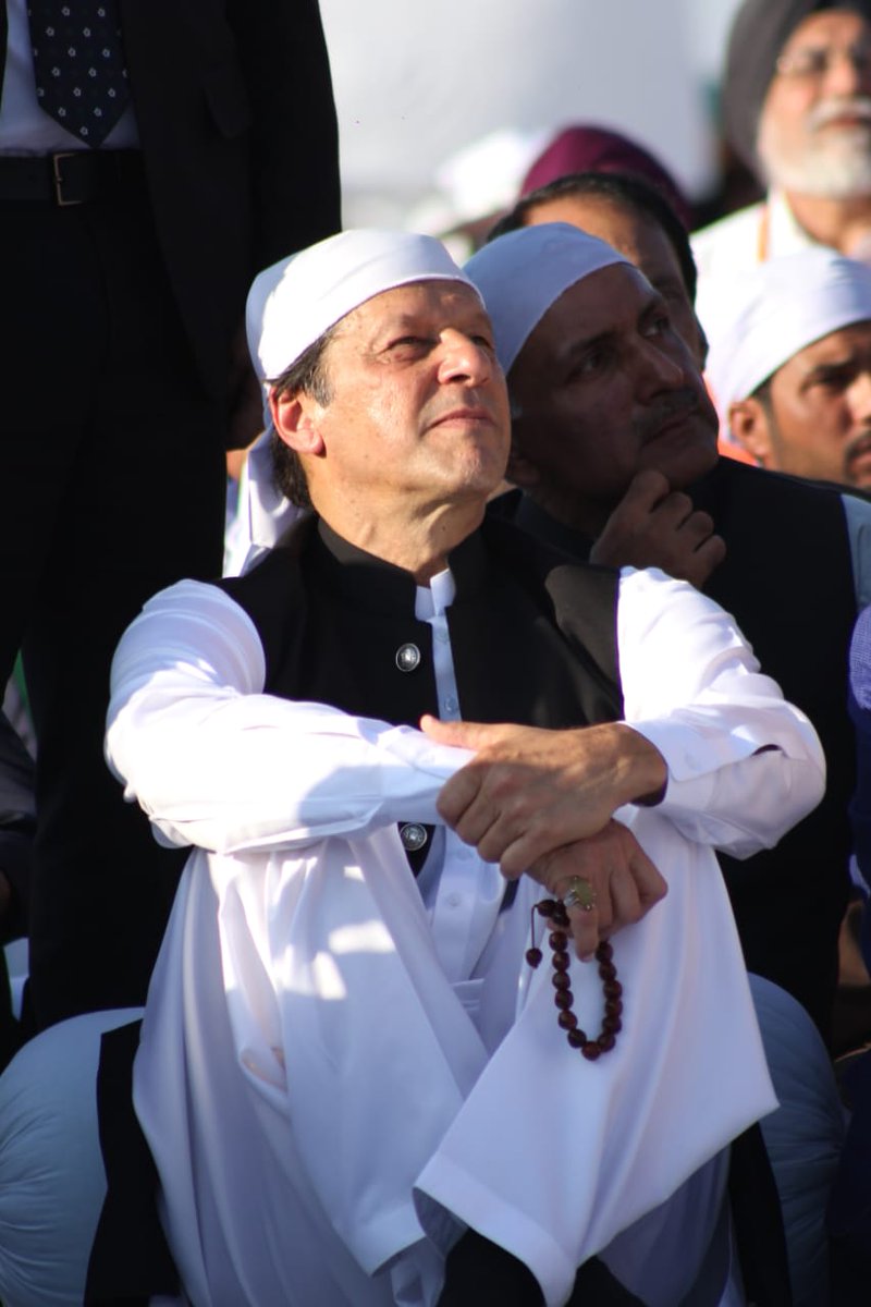 PTIofficial's tweet photo. PM Imran Khan; content and happy with the arrangements said that it makes him happy to see the Sikh community so happy on this historic day. Mr.Navjot Singh Sidhu joined him in calling for peace in the region.
#KartarpurCorridor #PakistanOpensKartarpur https://t.co/viu0AdfOyd