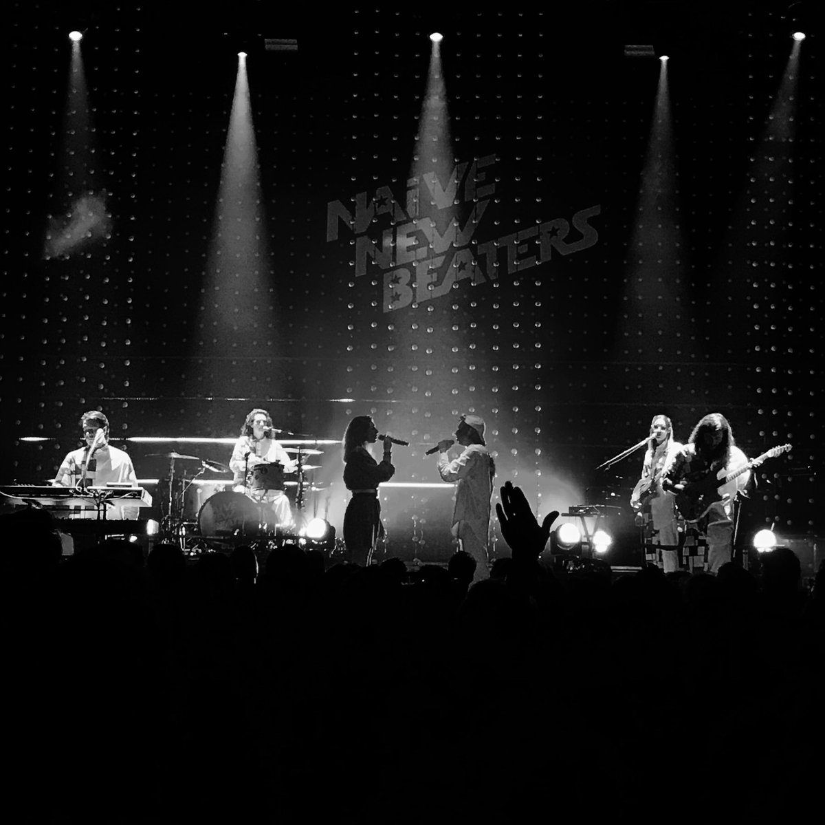 maxp26's tweet photo. Les @naivenewbeaters en concert, c’était encore la folie 🎉🤩🙌🏻 #FunHours #MakeWay https://t.co/D4TY5VYfCY