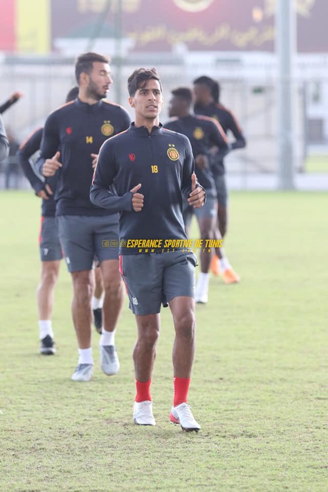 Nizar_TF's tweet photo. Encore une preuve que notre contrat Umbro est complètement bidon et irrespectueux envers notre institution... déja que nous sommes en cruel manque de stock pour l’équipe A, en plus maintenant on porte du Taraji Store à l’entraînement... quel amateurisme putain 😤 https://t.co/0WMzVHYBj9