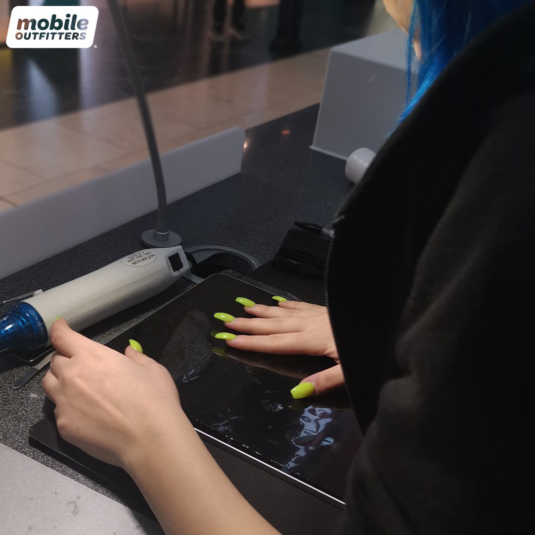 Look at the size of that iPad! No matter the size, we're able to protect your device at one of our kiosks across the UK, big or small😊
.
.
.
#MoutfittersUK #MobileOutfitters #MOClearCoat #Bluewater