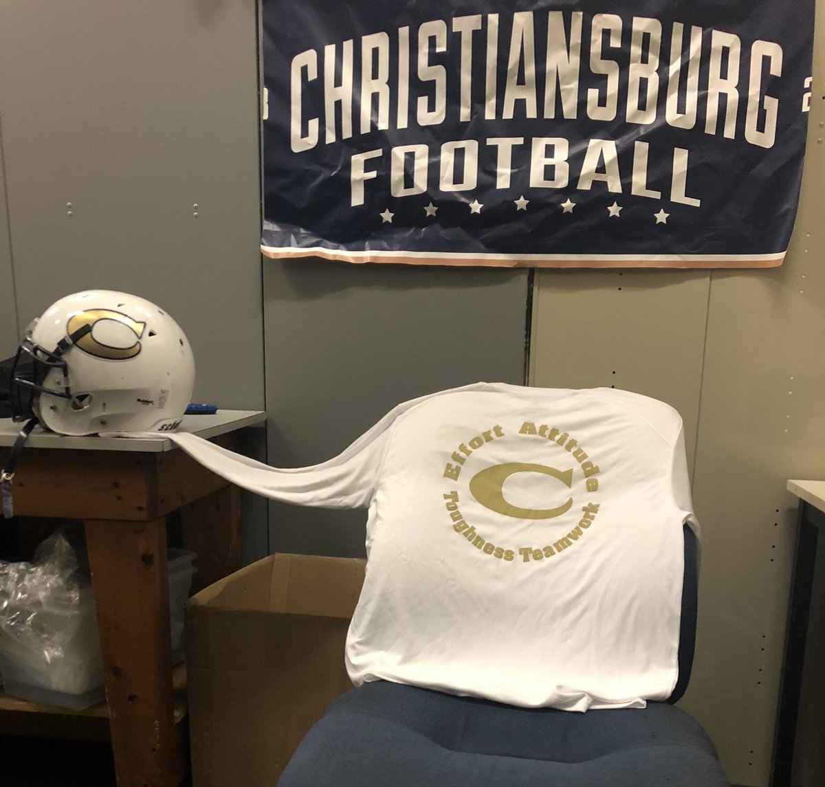 WE beat Blacksburg, YOU beat Blacksburg! 👀Our house was ROCKING last night and we’ll need that energy next Friday too! RETWEET FOR A CHANCE TO WIN our White long-sleeve TEAM Top(sizes L-2XL)! 🔥🔥You must be following for a chance to win!
#BlueCollarBlueDemons🇧🇧