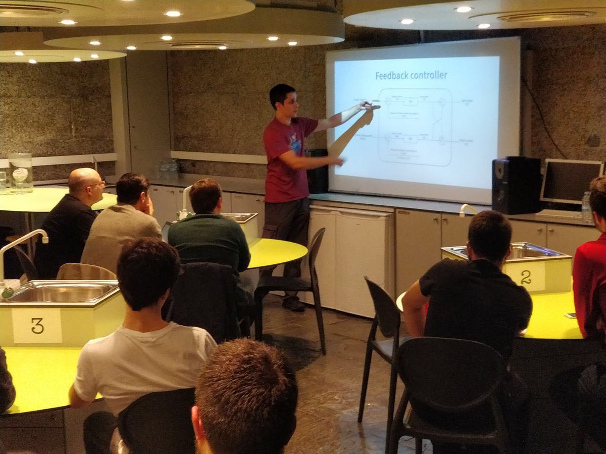 Magnífica charla de robot Micromouse!!! <a href="/bulebots/">Bulebots</a>