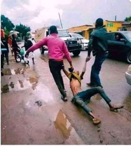 OptimusYouss's tweet photo. Quand tu veux faire EMPORTER au mariage de ton EX. Yako frère 😅😅 https://t.co/ck1Lm9P7z8