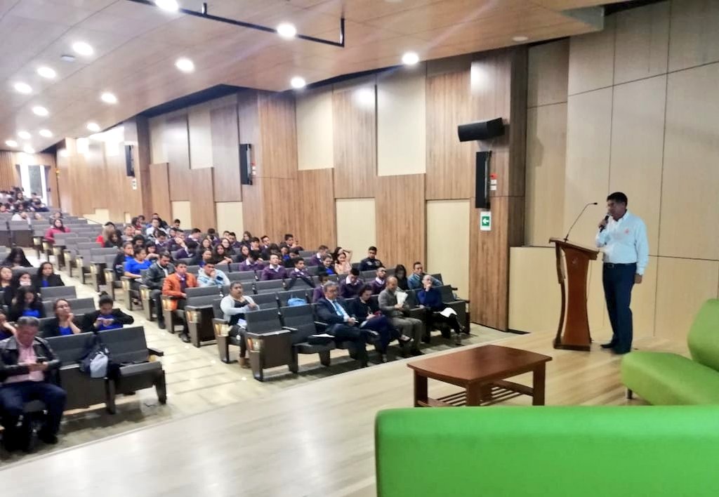 Miremos ese auditorio: desocupado. La <a href="/santotomastunja/">Universidad Santo Tomás - Seccional Tunja</a> organizó 
el Foro "Efectividad de Políticas de Emprendimiento" y fue muy baja la  presencia de tunjanos.  ¿Así cómo?
Que siga adelante el Centro de Desarrollo Empresarial  #FondoEmpremderSENA