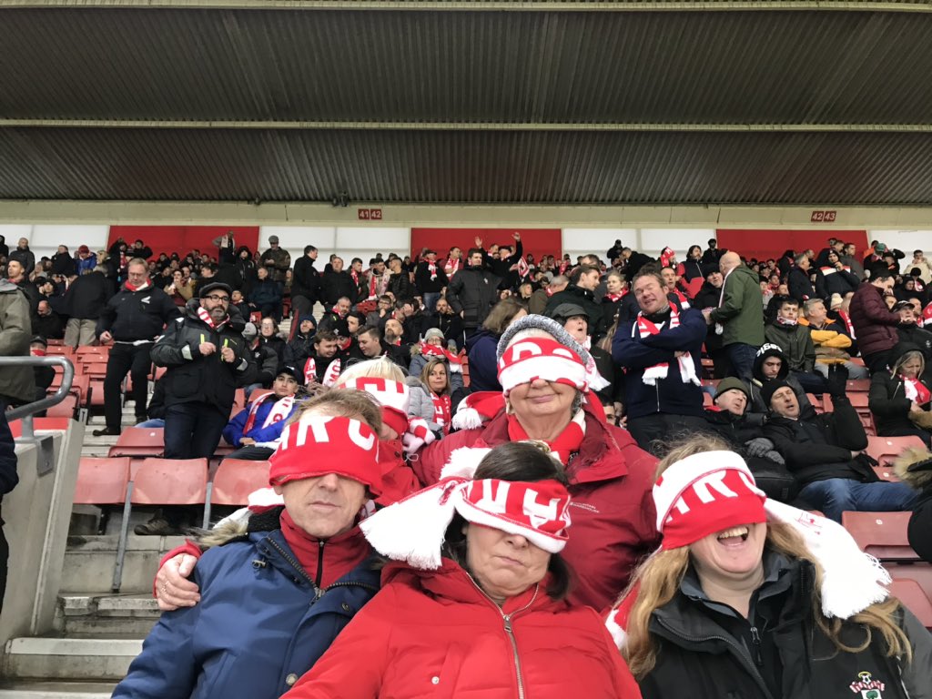 saintned09's tweet photo. #saintsfc @southamptonfc now we know what the scarfs are for #TOGS https://t.co/ARBd1xD0uC