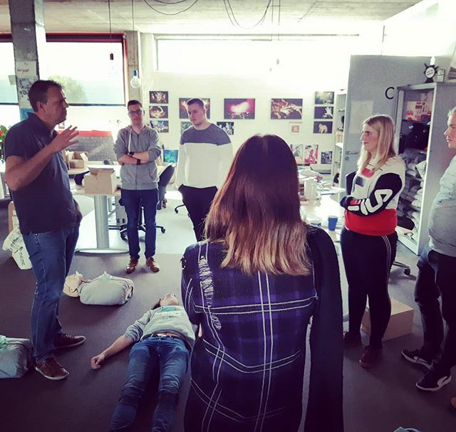 Onze avondverantwoordelijken, sfeerbeheerders en onthaalvrijwilligers krijgen vandaag nog eens een EHBO opfrissing. Bij ons ben je veilig..😉🖖🙃