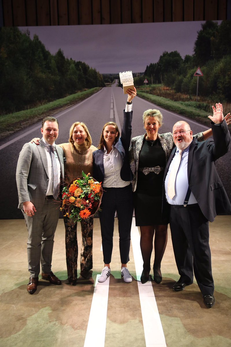 Minister <a href="/CvNieuwenhuizen/">Cora van Nieuwenhuizen</a> heeft zojuist de winnaar van de JongTLN Award 2019 bekendgemaakt. And the winner is... Marieke Snoek van @CycloonPost! Van harte gefeliciteerd! #TLNLive2019 #JongTLN