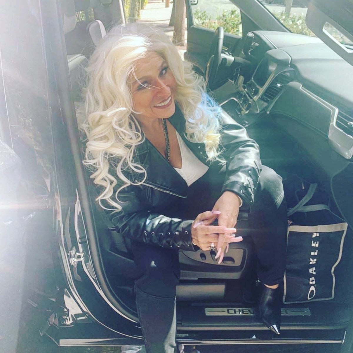 DreamsInColor33's tweet photo. So much negativity still floating around ... all I know is I’ve loved my people hard &amp; will continue to do so &amp; always stand behind them forever. #ChapmanStrong @theRealJaneBond @DogBountyHunter @icEciLy I do it all for @MrsdogC, the family &amp; the #DogPound ♥️ Thank you for it all https://t.co/VNNRcUvqQo