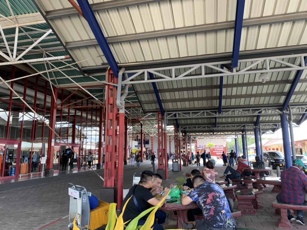 Rickson01's tweet photo. In de rij om in te checken, met 2 personen ruim 200 mensen inchecken, ik sta hier nog wel ff......nog ff koffer laten verpakken. You never know. https://t.co/TvlrABBoMs