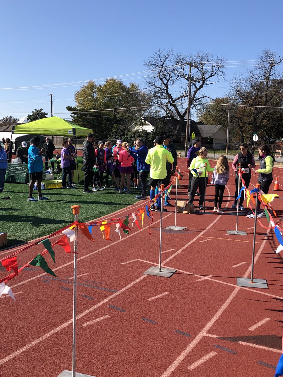 Okstate_EM_Res's tweet photo. In addition to providing medical support for OSU athletics, our residents have opportunities to volunteer for Tulsa community events including the Jenks Half Marathon today! #tulsarunner #hereforthefreedonuts #osu https://t.co/IuxuA42M1W