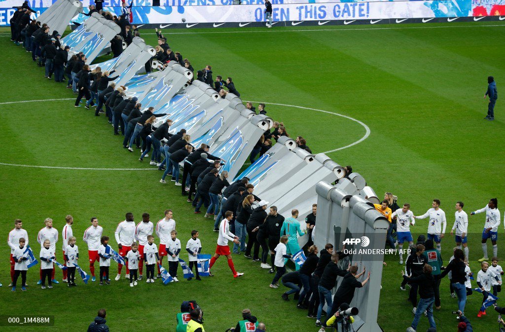 #Germany - Bundesliga commemorates fall of Berlin Wall 30-years on. #AFP 
📸  <a href="/odd_andersen/">Odd Andersen</a>