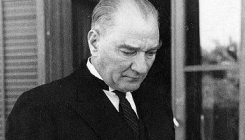 10Kasım 1938 saat 09.05..Ruhunun bedenini terk edip yüreğimize girdiği gündü!..daima onunla yaşıyor ve seni anıyoruz..Biz eğitimciler olarak yolumuz;senin yolunda,ilke ve inkilaplarına sahip nesiller yetiştirmek!Hatıran önünde sevgi saygı özlem ve rahmetle eğiliyoruz aziz Atam!🇹🇷
