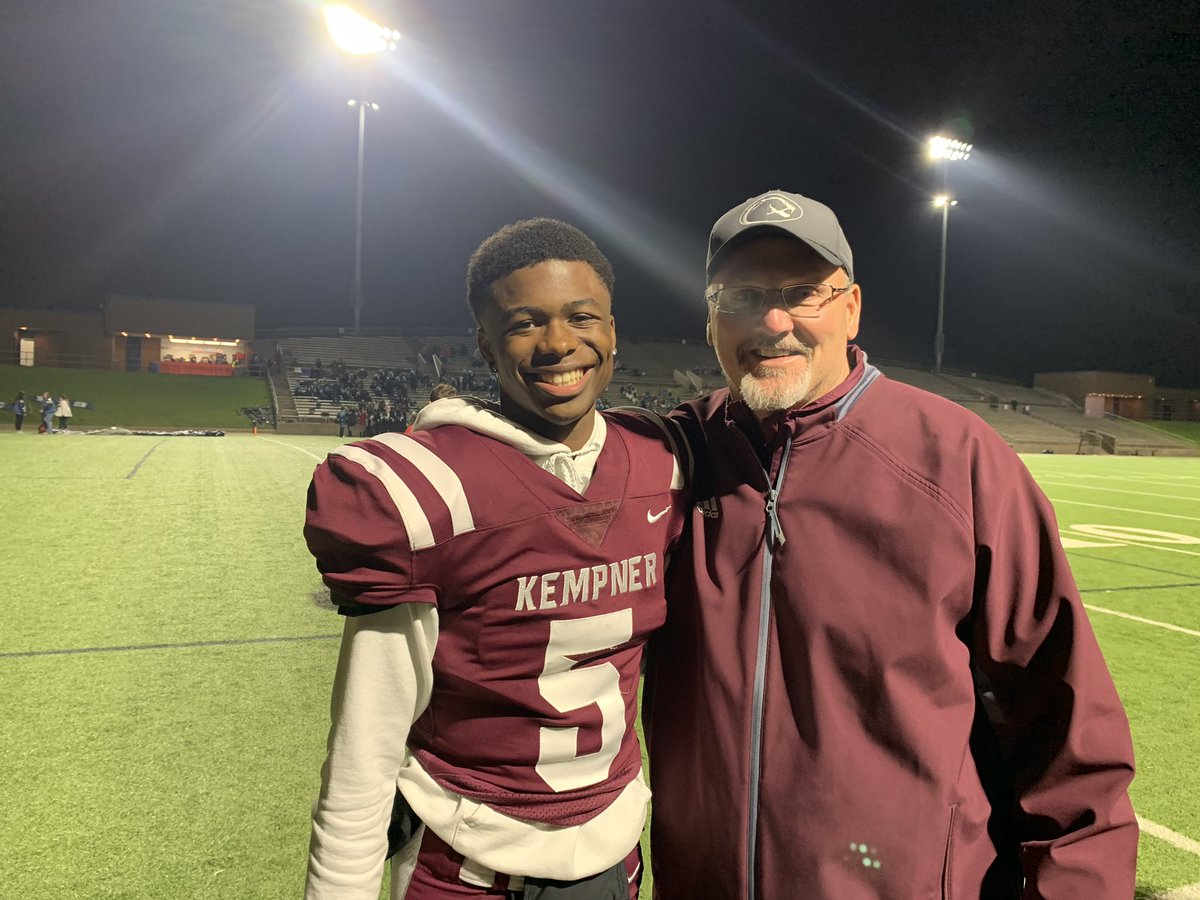 Thomas2_Murray's tweet photo. @KHS_CougarsFB Senior Night   #FootballCbSafetyQb #BasketballPG #Track #NaturalTalent #DontSleepOnHim #BatesDoesItAll #VarsityEverything #District206A #JBates #Leader #Class2020 https://t.co/FtYp1s2qER