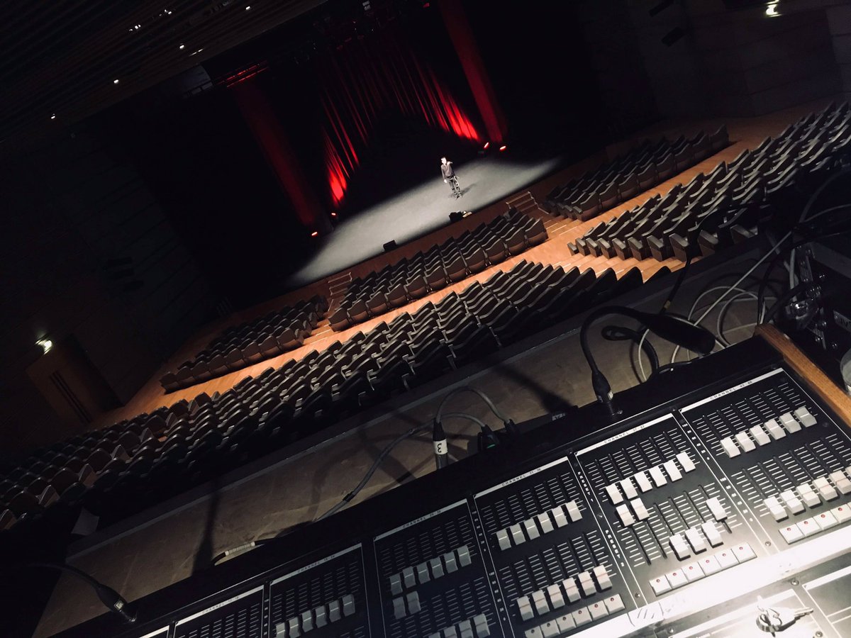 SelligOfficiel's tweet photo. Répétitions sur la scène du Centre des Congrès de Reims ! 
À tout à l’heure 😎
#Selligtour #Selligteam #Episode5 @VilledeReims @rirechansons https://t.co/mUVG14CQ8j