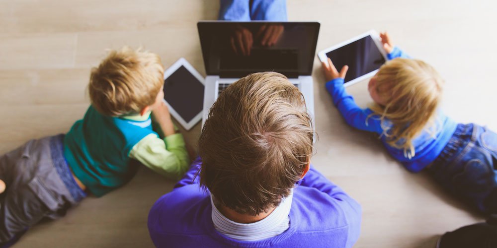 STEAMCulture's tweet photo. What #parents should know about the #digital era and their #children. @CMRubinWorld talks w/ #OECD’s Tracey Burns about balancing #tech and #wellness #PhysicalEducation2030 #sharenting #FutureWeBuildTogether #teachers https://t.co/K4CwYLR4kC https://t.co/oI9Ae04toH