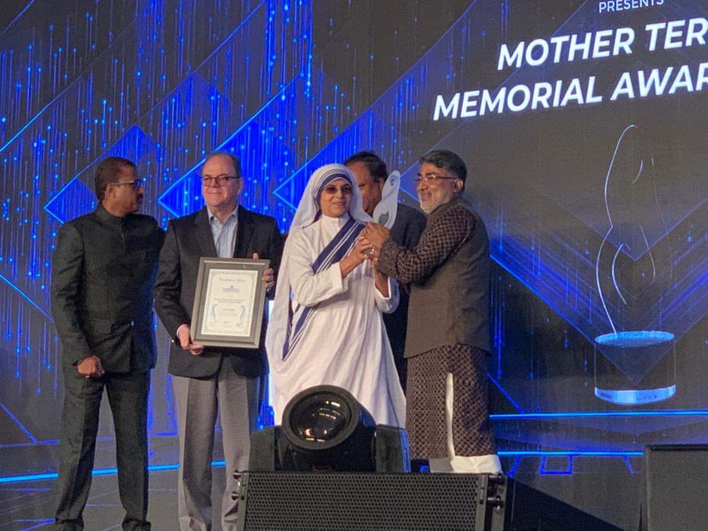 GuriaUK's tweet photo. Ajeet Singh, founder &amp; Director Guria India, was honoured with the Mother Teresa Award for Social Justice 2019 #motherteresaaward2019
#humantrafficking #slavery #freedomnow #Guria #sextrafficking #childprostitution #commercialsexualexploitation #rape #rescue #varanasi https://t.co/HsSH5qATpy