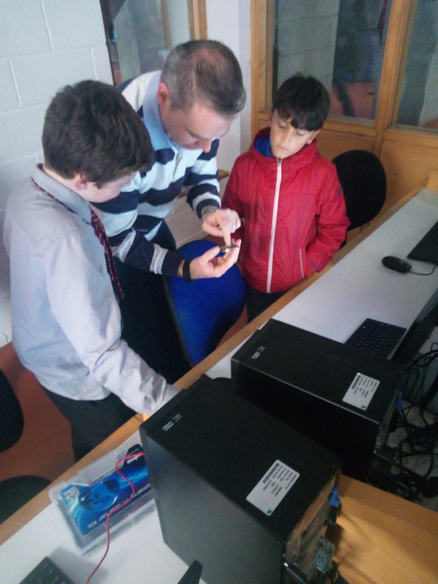 coderdojoCIT's tweet image. Brian doing an introduction to microbits in yesterday's session.#youngcoders #coderdojocit #futureisbright @microbit_edu @coderdojoCIT @CoderDojo @CITScience4Life @CIT_ie @STEMSouthWest_