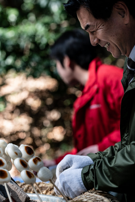 tetsu_ozawa's tweet photo. Man Toasting Rice Dumplings (Tokyo) - #PHOTO from BOXMAN fotologue. For more details at https://t.co/4T30jgnnMI #photography #foto #tokyo #sonya7rii https://t.co/jNp1KPmFkF