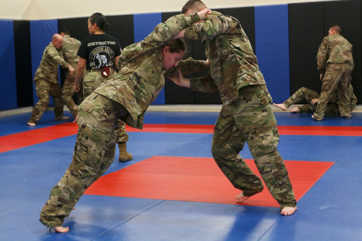 U S Army Pacific On Twitter November 7th Spartan Paratroopers Hosted Student Athletes From Baylor University And The University Of Washington During Basic Airborne Refresher Bar Training And Combatives Training And Welcomed Them