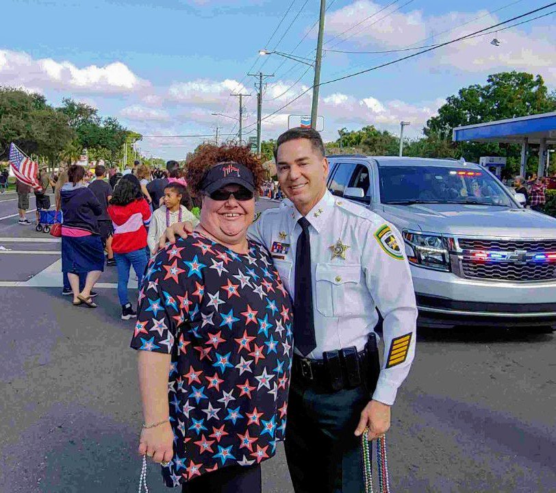 DeniseGreenHud1's tweet photo. Attending the Veteran's Day Parade. I finally got to meet our AWESOME Sherrif @ChadChronister @HCSOSheriff. Thank you for your service Sheriff Chronister and for all you do for our County. #1superfan ๐๐บ๐ฒ๐๐จ https://t.co/6bqJIKrMO4