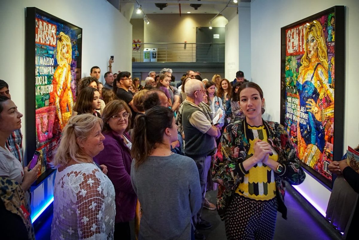 UsinadelArte's tweet photo. 🍭🔑¡Disfrutamos de una visita guiada con Elisa Insua! Junto a la artista, recorrimos la muestra #VanitasVirtual que tiene más de 10 obras hechas de collages con materiales reciclados. ¡Vení a descubrirla!
🔗Info: https://t.co/y4sAxZ6otp
#GRATIS https://t.co/l34eNwi6TH