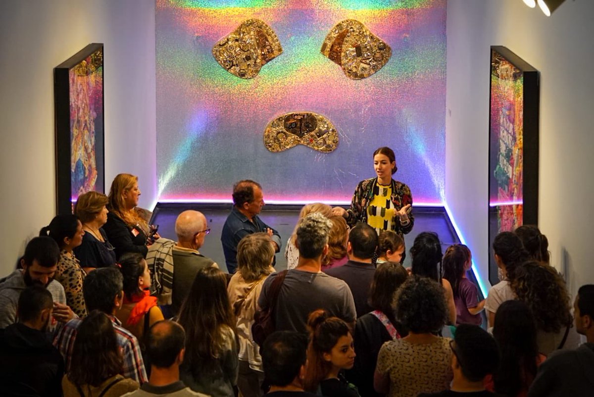UsinadelArte's tweet photo. 🍭🔑¡Disfrutamos de una visita guiada con Elisa Insua! Junto a la artista, recorrimos la muestra #VanitasVirtual que tiene más de 10 obras hechas de collages con materiales reciclados. ¡Vení a descubrirla!
🔗Info: https://t.co/y4sAxZ6otp
#GRATIS https://t.co/l34eNwi6TH