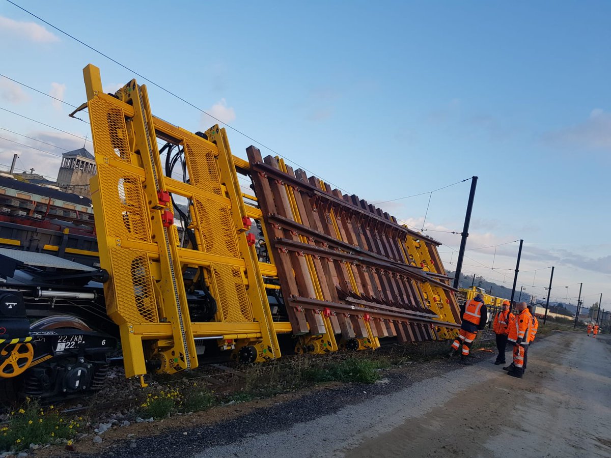 Remplacement d'aiguillages en gare de Juvisy. Grue Kirov et "wagons pupitres" signe de l'industrialisation de <a href="/SNCFReseau/">SNCF Réseau</a> et en plus les voies seront "rendues" à 80 km/h. Grande première sur le réseau français au profit des voyageurs du <a href="/RERC_SNCF/">RER C</a> #IPSO