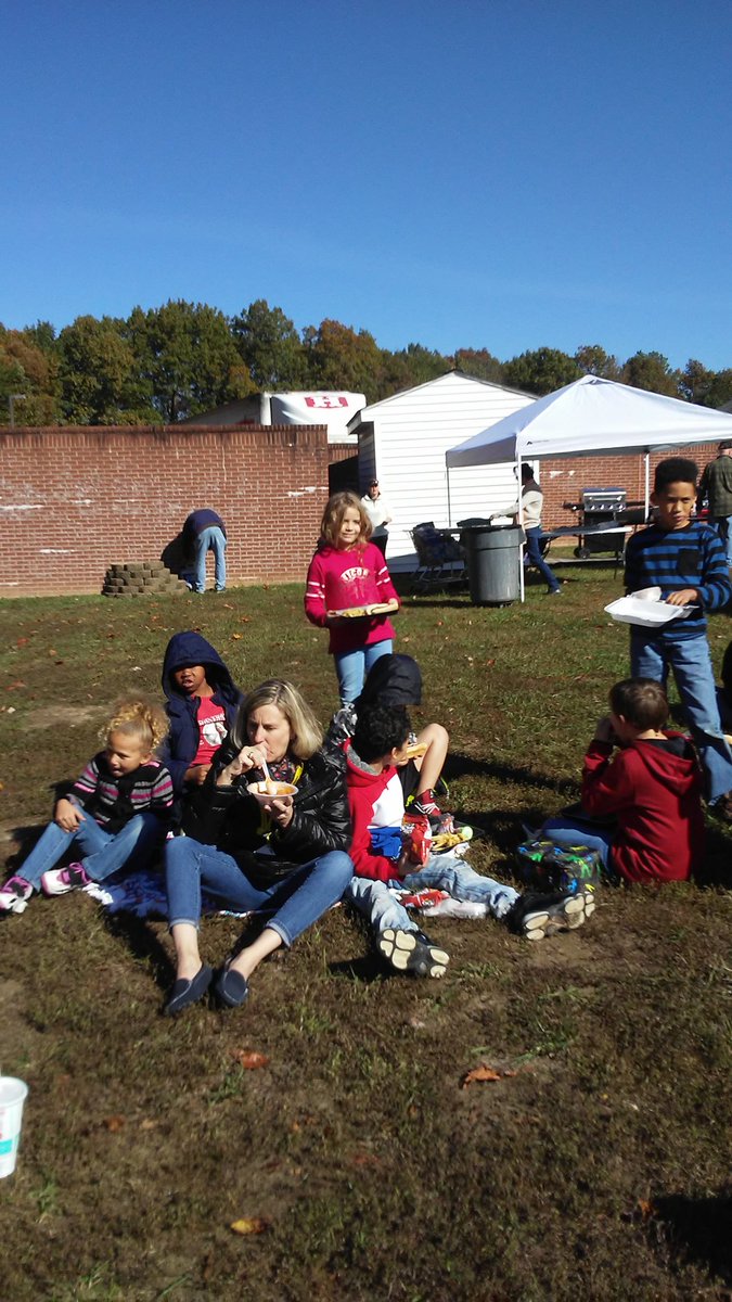 kbouk0011's tweet photo. What a fun Wednesday with students, staff, and community friends! Reading in a RV...📚 AND
eating Brunswick stew, hot dogs, and s'mores...😋
"Don't you want to be a Duke?"
#ccesdukes #iamcucps https://t.co/1PInNy8WuQ