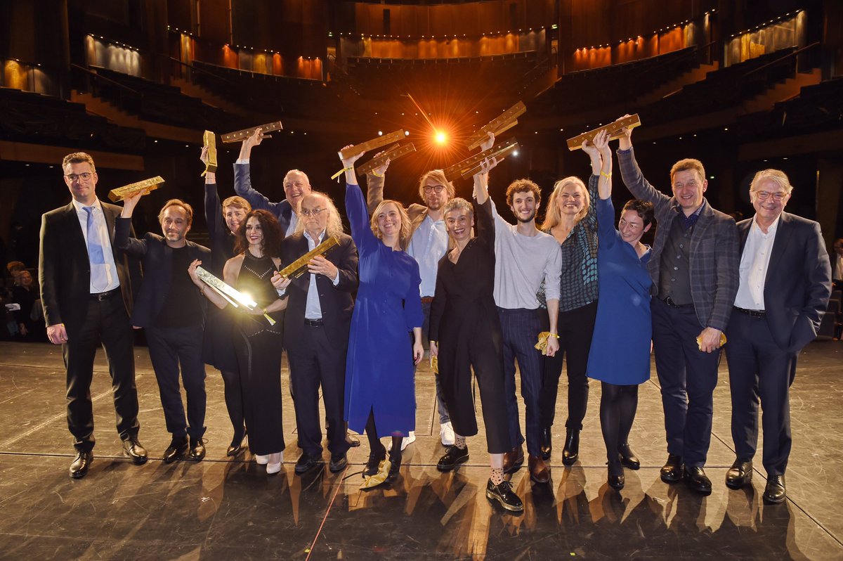 StaatstheaterKS's tweet photo. Wir gratulieren den FAUST-Preisträger*innen 2019 und danken allen Mitwirkenden für diesen starken Abend!
Und was ist Theater für euch?
#faust2019 @Theaterpreis
Foto: Oliver Kern Fotografie https://t.co/KOYBYuelPo
