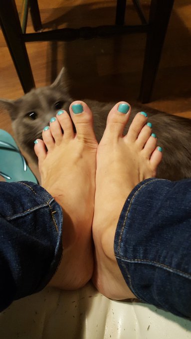 My first pedicure, Beeper seems impressed lol https://t.co/fQSmuHoKqM